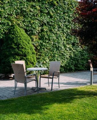 Bø Hotell's garden and terrace are a quiet spot where guests can relax.