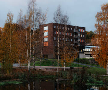 Hotellet ligger midt i sentrum, i gangavstand til kafeer, butikker og transport.