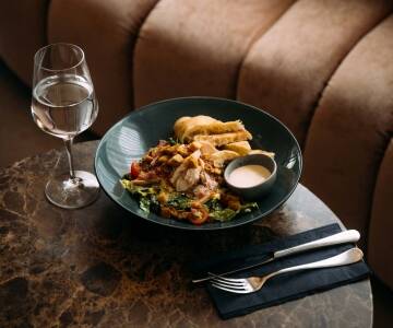 Njut av en rejäl frukost, enklare rätter och barservering i en avslappnad miljö utan att lämna hotellet.