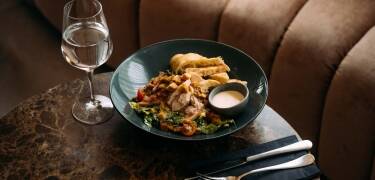 Genießen Sie ein herzhaftes Frühstück, Snacks an der Bar und unkomplizierte Mahlzeiten in entspannter Atmosphäre, ohne das Hotel zu verlassen.