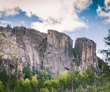 Den imponerende klippeformation Gygrestolen ligger en kort køretur væk og byder på givende vandreture med panoramaudsigt.