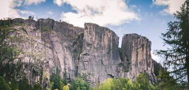Den imponerende klippeformation Gygrestolen ligger en kort køretur væk og byder på givende vandreture med panoramaudsigt.