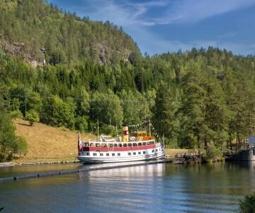 Opplev historiske Telemarkskanalen med båtturer gjennom de kjente slusene og vakre vannveier.
