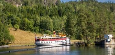 Entdecken Sie den historischen Telemarkkanal bei einer Bootsfahrt durch die berühmten Schleusen und malerischen Wasserwege.