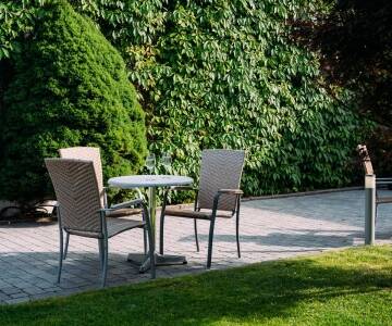 Bø Hotells hage og terrasse er et rolig sted hvor gjestene kan slappe av.