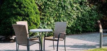 Der Garten und die Terrasse des Bø Hotell sind ruhige Orte zum Entspannen.