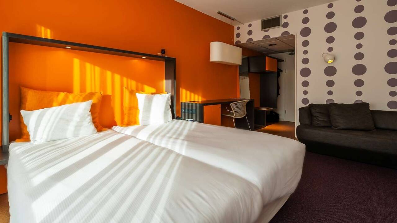Hotellets bekväma och moderna rum är inredda i glada färger och erbjuder 4-stjärnig komfortnivå.