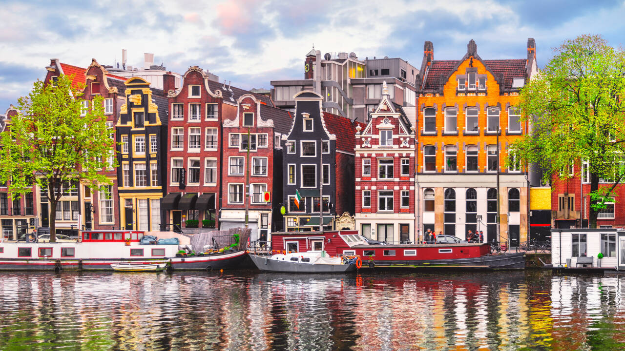 Den vackra kanalstaden och huvudstaden  Amsterdam ligger mindre än en timmes bilfärd från Rotterdam.