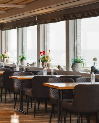 Hotellets restaurant, hvor der også er udsigt over vandet