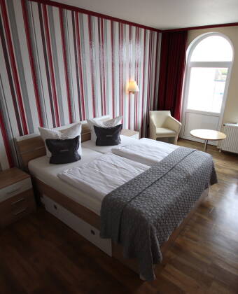 Et af hotellets enkelt indrettede værelser.