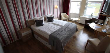 Et af hotellets enkelt indrettede værelser.
