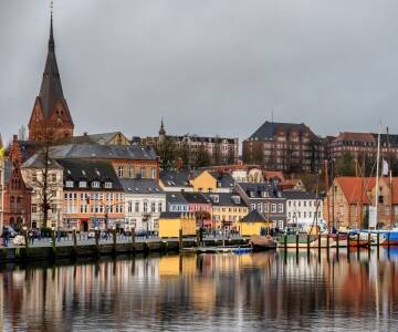 Flensburg by er en liten kjøretur unna, og er vel verdt et besøk.