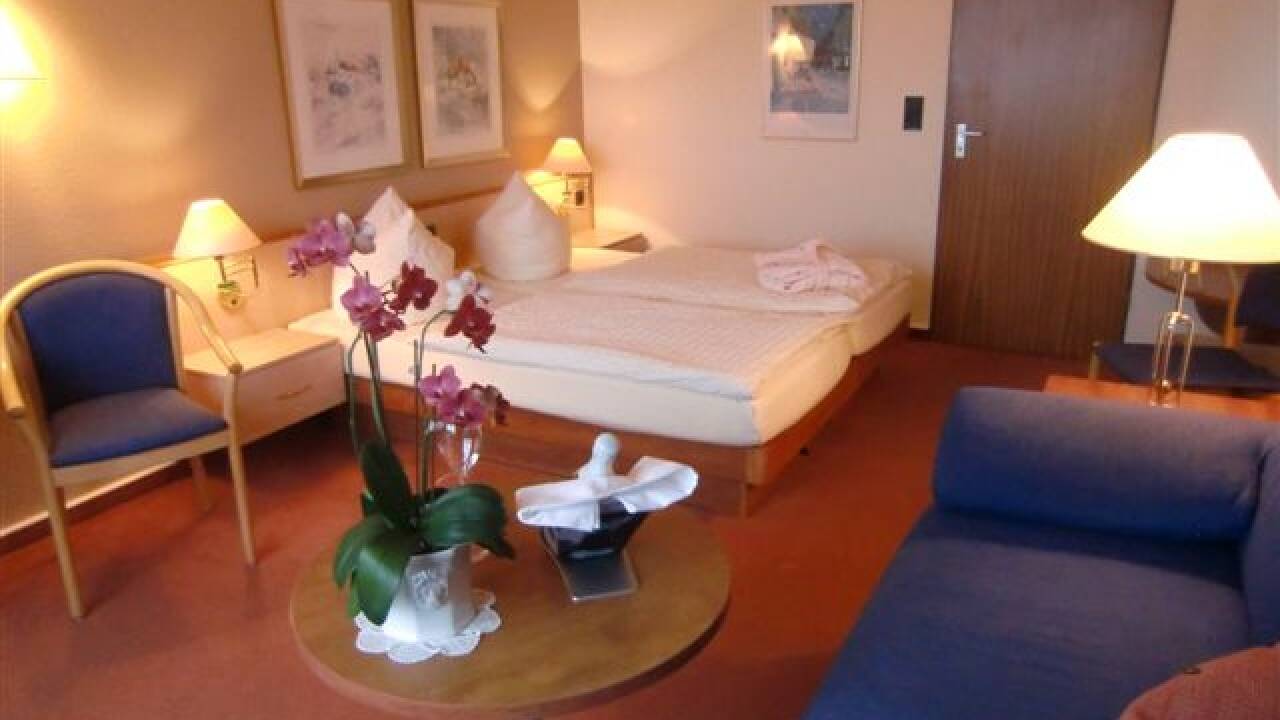 Et af hotellets enkelt indrettede værelser.