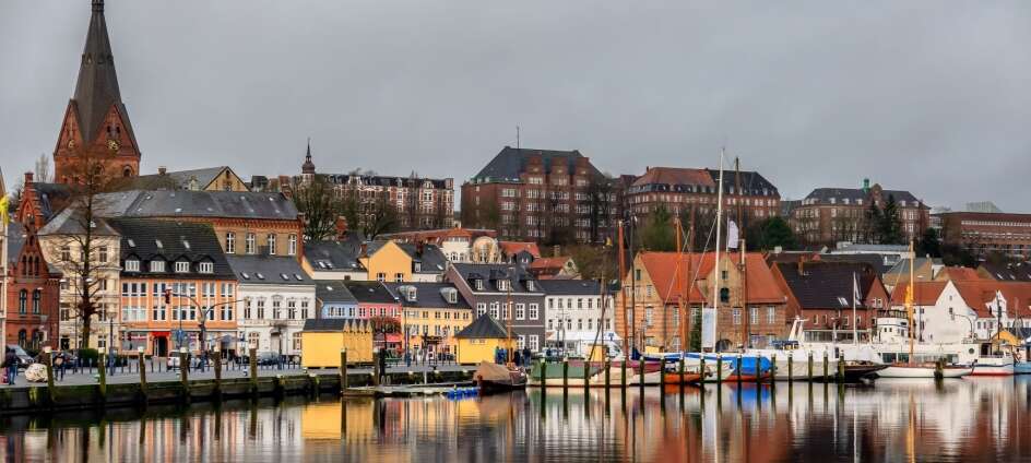 Flensburg ist nur eine kurze Autofahrt entfernt und auf jeden Fall einen Besuch wert.