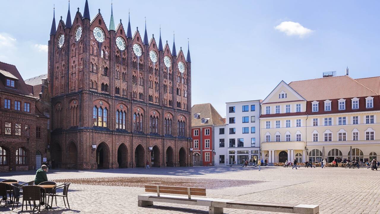 Gehen Sie in der UNESCO-gelisteten Stadt Stralsund auf Entdeckungstour. Hier gibt es eine Menge historischer Sehenswürdigkeiten und gute Einkaufsmöglichkeiten.