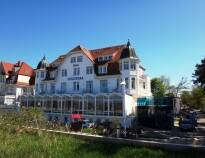 Das Hotel Stolteraa liegt direkt an der Ostsee, nur wenige Schritte vom norddeutschen Badeort Warnemünde.