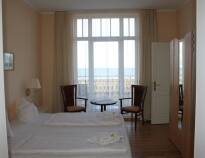 Hotellets rum är trevligt inredda och en perfekt bas för er semester i Warnemünde