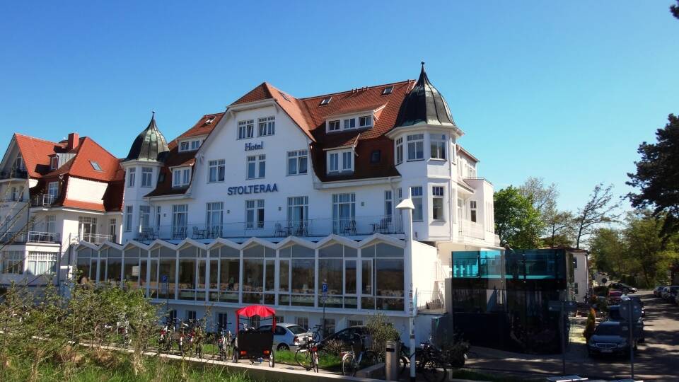 Das Hotel Stolteraa liegt direkt an der Ostsee, nur wenige Schritte vom norddeutschen Badeort Warnemünde.