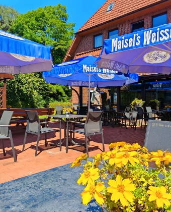 Entspannen Sie sich auf der Terrasse oder im überdachten Biergarten und genießen Sie ein kühles Getränk in angenehmer und ruhiger Atmosphäre.