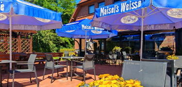Koppla av på terrassen eller i den täckta ölträdgården och njut av en kall dryck i en behaglig och rofylld atmosfär.