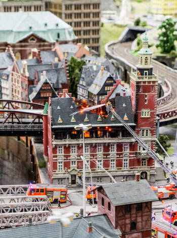 Enligt Guinness rekordbok är Miniatur Wunderland världens största modelljärnväg. Den ligger i Hamburgs historiska Speicherstadt och är en av Tysklands mest populära och mest besökta sevärdheter.