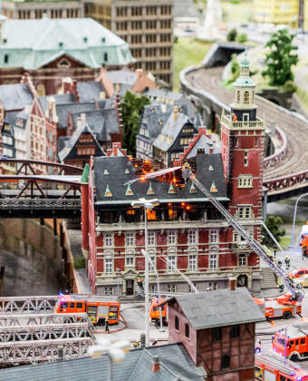 Das Miniatur Wunderland ist laut Guinness World Records die größte Modelleisenbahnanlage der Welt. Sie befindet sich in Hamburgs historischer Speicherstadt und ist eine der beliebtesten und meistbesuchten Attraktionen Deutschlands.