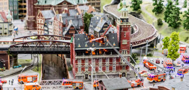 Das Miniatur Wunderland ist laut Guinness World Records die größte Modelleisenbahnanlage der Welt. Sie befindet sich in Hamburgs historischer Speicherstadt und ist eine der beliebtesten und meistbesuchten Attraktionen Deutschlands.