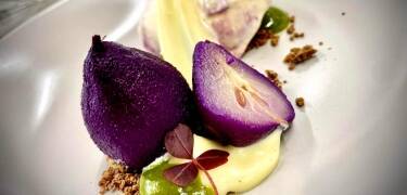 The kitchen is known for using local, seasonal ingredients and offers both classic and creative dishes in a cosy setting.