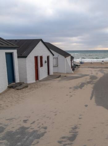 Bara några minuter bort ligger de gamla fiskarstugorna på Stenbjerg Landingsplads som vilar på historien om byns maritima förflutna och är ett måste att se under din vistelse.
