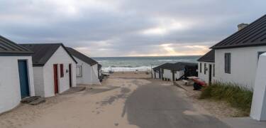 Kun få minutter derfra ligger de gamle fiskerhytter på Stenbjerg Landingsplads, som fortæller historien om landsbyens maritime fortid og er et must at se under dit ophold.
