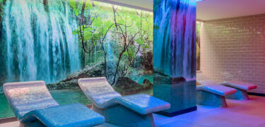 Slapp av i et luksuriøst 305 m² stort spa med avslappende behandlinger.