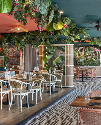 Börja dagen med en utsökt frukost i den stilfulla restaurangen med karibisk design.