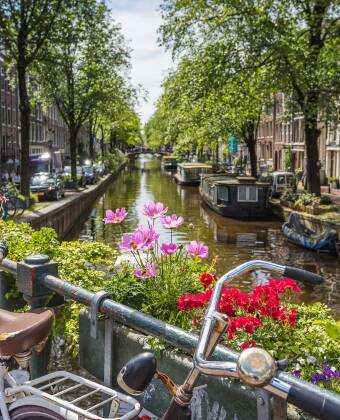 Übernachten Sie in der Nähe von Amsterdams wichtigsten Sehenswürdigkeiten mit exzellenten Verkehrsverbindungen.