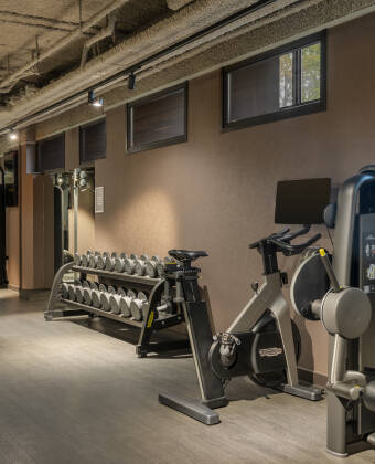 Bleiben Sie fit mit Zugang zu einem modernen, voll ausgestatteten Fitnesscenter.