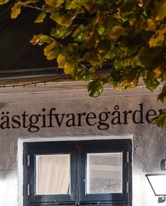 Skanörs Gästgifvaregård er en charmerende svensk kro beliggende i maleriske omgivelser i det sydvestligste Skåne