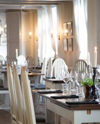 Im schönen, hellen Restaurant werden ausgesuchte Mahlzeiten mit einem guten Glas Wein serviert