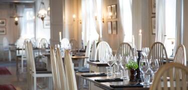 Spis udsøgt mad i den flotte og lyse restaurant og nyd et godt glas vin dertil