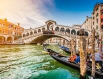 Fantastiska Venedig ligger mindre än en timmes bilfärd från hotellet och är ett givet besöksmål under er vistelse.