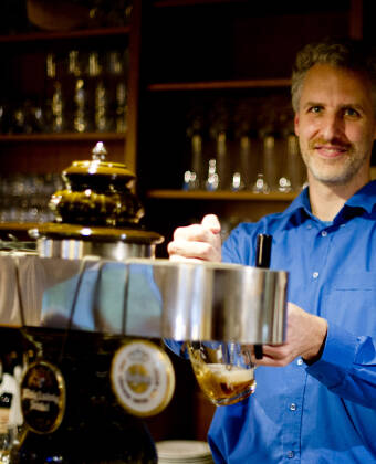 Jeres hotelvært, Dirk, taler dansk og er klar til at tage godt imod jer