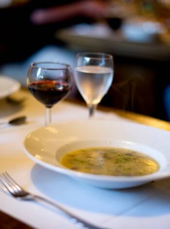 I hotellets egna restaurang serveras traditionella rätter från regionen. Paket med halvpension erbjuds!