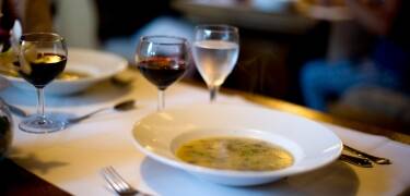 Sæt jer godt til rette i restauranten, hvor der serveres traditionelle retter fra regionen
