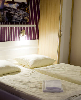 Hotellet tilbyder små værelser, hvor I kan slappe af efter en oplevelsesrig dag.