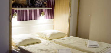 Hotellet tilbyder små værelser, hvor I kan slappe af efter en oplevelsesrig dag.