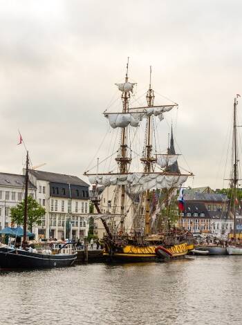 Flensburg er vel verdt et besøk. Shopping, kafeer, havn og yachter skaper en fantastisk atmosfære hele året.