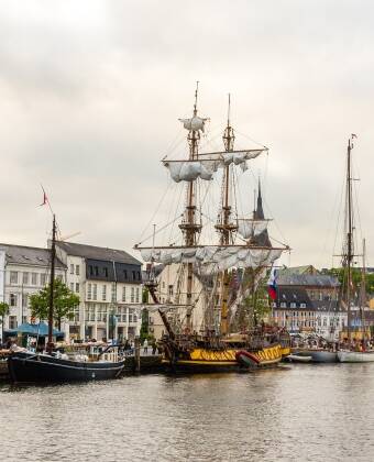 Flensburg ist immer einen Besuch wert. Geschäfte, Cafés, Hafen und Yachten schaffen das ganze Jahr über eine gemütliche Atmosphäre.