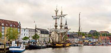 Flensburg er et besøg værd. Shopping, caféer, havn og lystbåde skaber en skøn stemning året rundt.