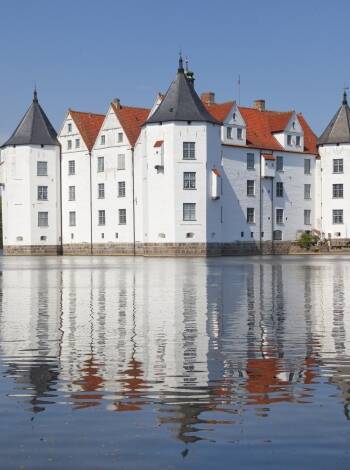 Besøk de vakre slottene i Nord-Tyskland, som Schloss Gottorf og Schloss Glücksburg.