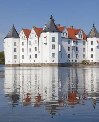 Besøg de smukke slotte i Nordtyskland, fx Schloss Gottorf og Schloss Glücksburg