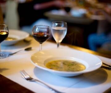 Sæt jer godt til rette i restauranten, hvor der serveres traditionelle retter fra regionen