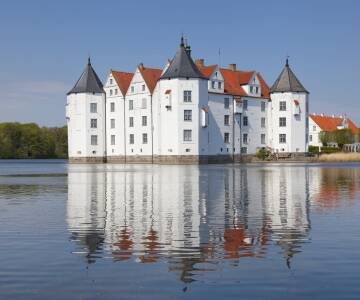 Besuchen Sie die schönen Schlösser in Norddeutschland, z.B. Schloss Gottorf oder das Schloss Glücksburg